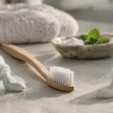 Fluoride toothpaste and fluoride-free toothpaste comparison for dental health